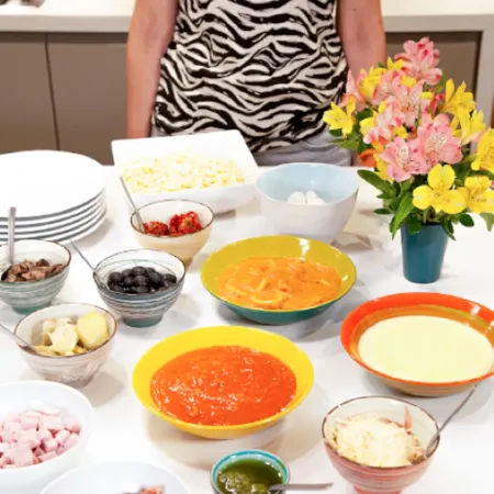 Buffet de pasta con salsa marinera