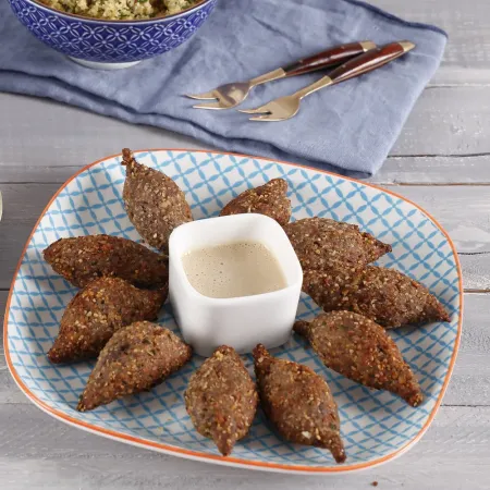 Kibbes con salsa de maní