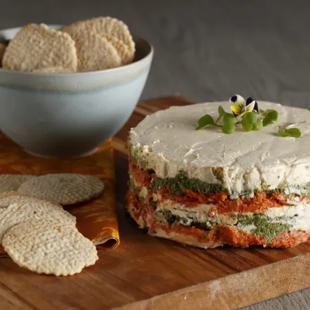 Mousse capresse de tomates secos y pesto de albahaca