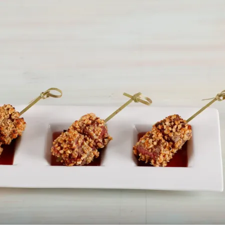 Pincho de lomo en costra de maní
